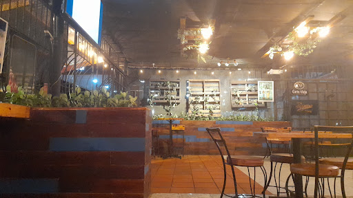 Wood's Bar & Restaurant