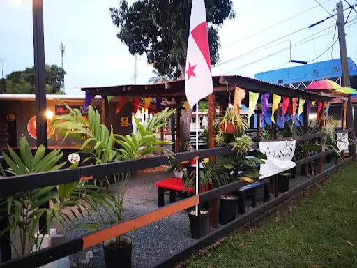 The Road Runner Food Truck / Villano'S Corner Lounge