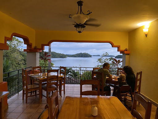 Luna Azul Café and Restaurant
